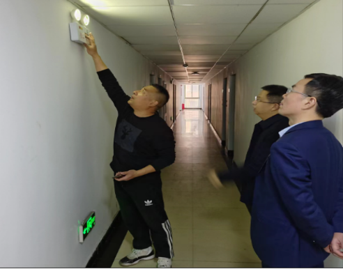 图片4:实地检查消防应急灯使用情况 图片4:实地检查消防应急灯使用情况